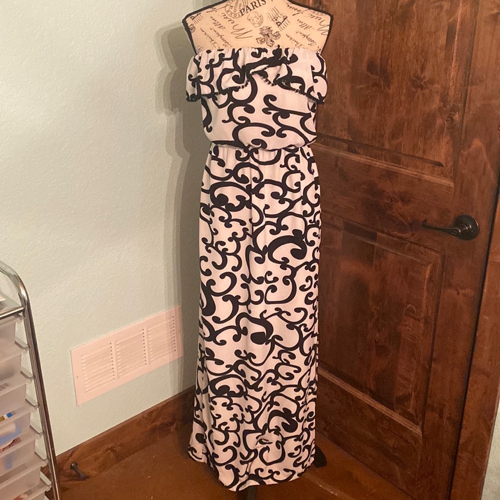 Black and White Sleeveless Maxi Dress